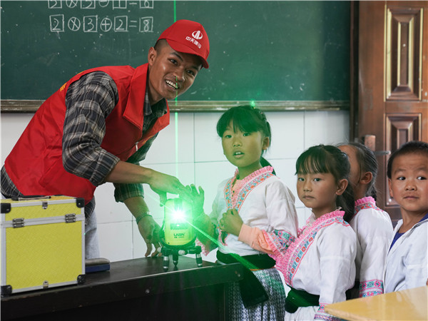 课堂上，八建志愿者为小朋友们展示建筑施工中的激光扫描仪器（1）_副本.jpg